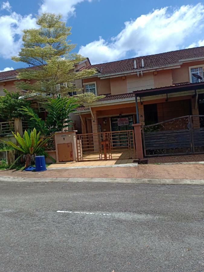 Muslim Dinaim Homestay Tanjong Malim Exterior photo
