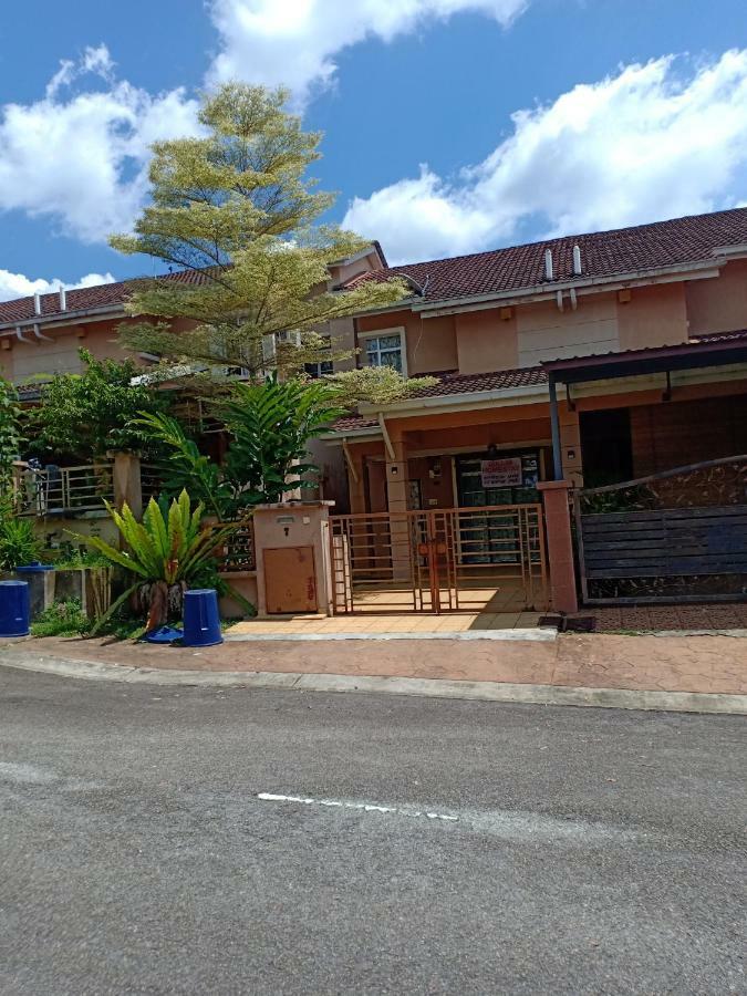 Muslim Dinaim Homestay Tanjong Malim Exterior photo